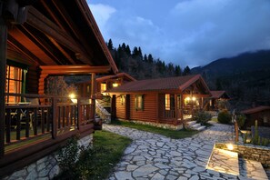 Front of property – evening/night - Xenios Chalets (Nafpaktos)