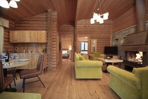 Exclusieve chalet, terras, uitzicht op bergen | Woonkamer | Een plasmatelevisie en een open haard