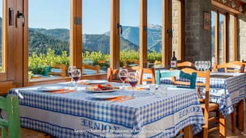 Se sirven desayunos, comidas, cenas y cocina griega con vista al jardín