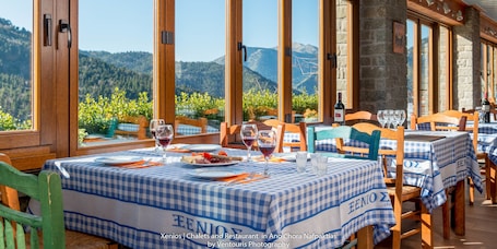 Se sirven desayunos y almuerzos; cocina griega; con vista al jardín