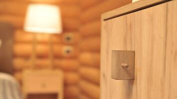 Een houten interieur met een kast en een lamp.