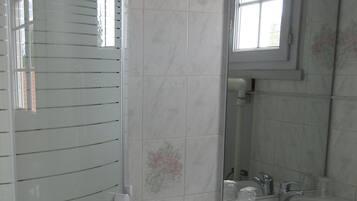 Ein Badezimmer mit Toilette, Waschbecken und Spiegel.