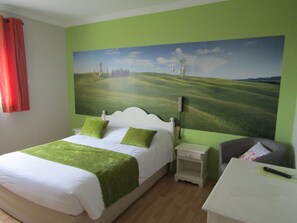 Quarto casal clássico | 1 quarto, roupas de cama premium, escrivaninha, cortinas blackout