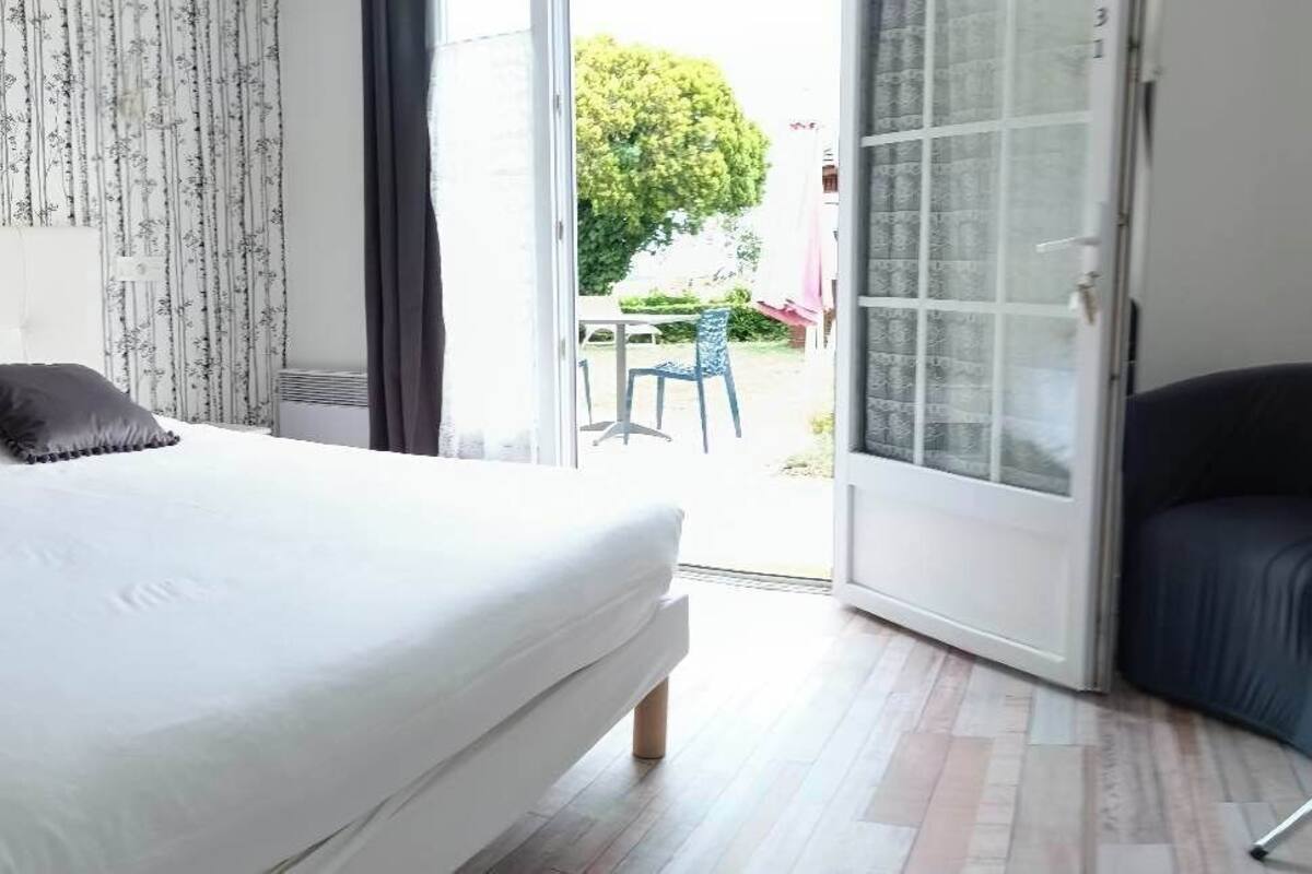 classic double room | premium bedding, desk, blackout curtains, iron/ironing board