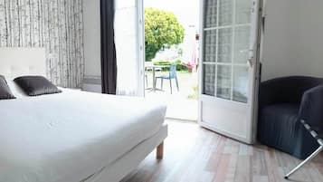 Classic Double Room | 1 bedroom, premium bedding, desk, blackout drapes