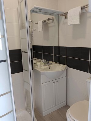 Klassieke tweepersoonskamer | Badkamer | Gratis toiletartikelen, een haardroger, handdoeken