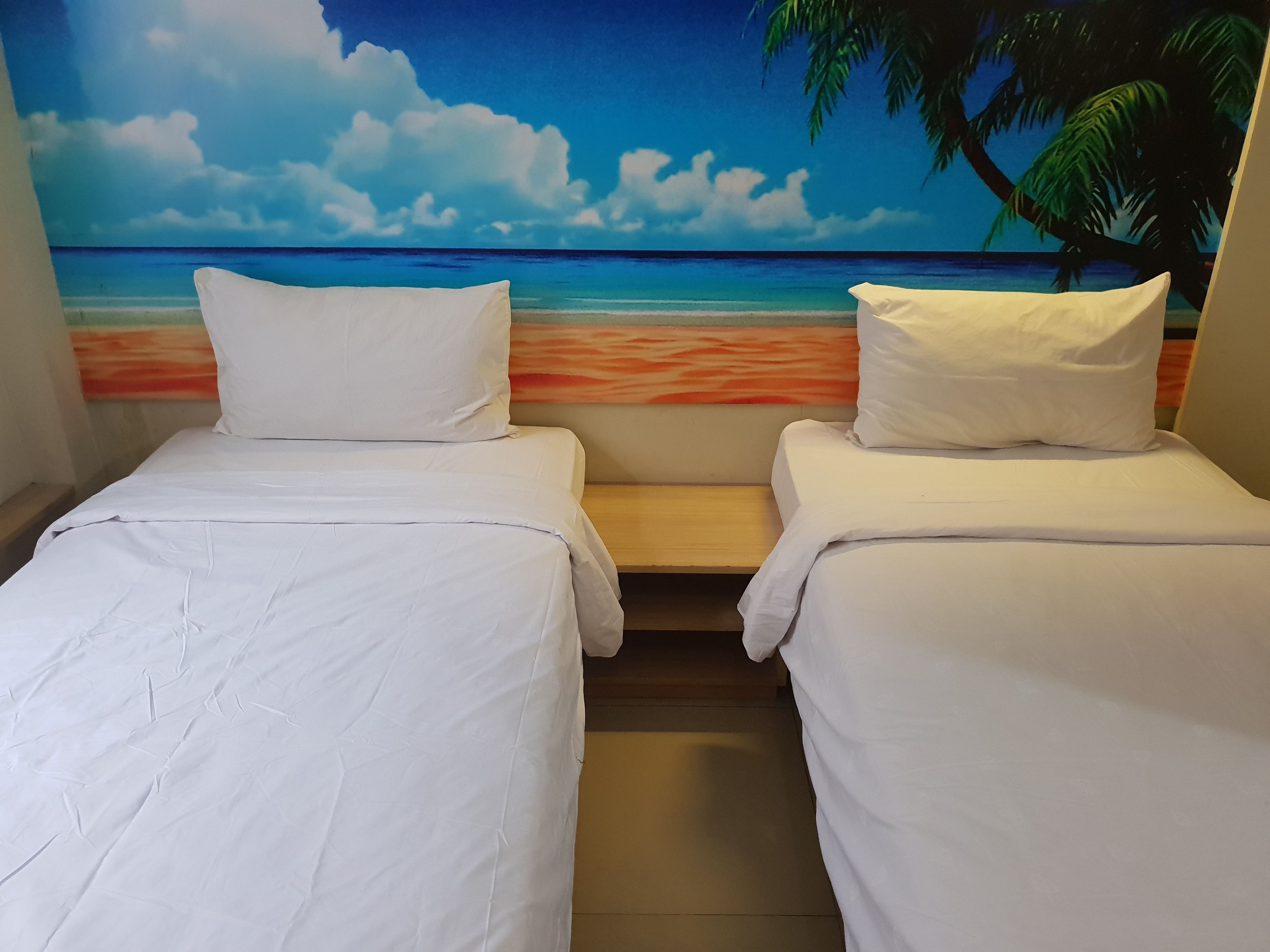 办公桌、免费 WiFi