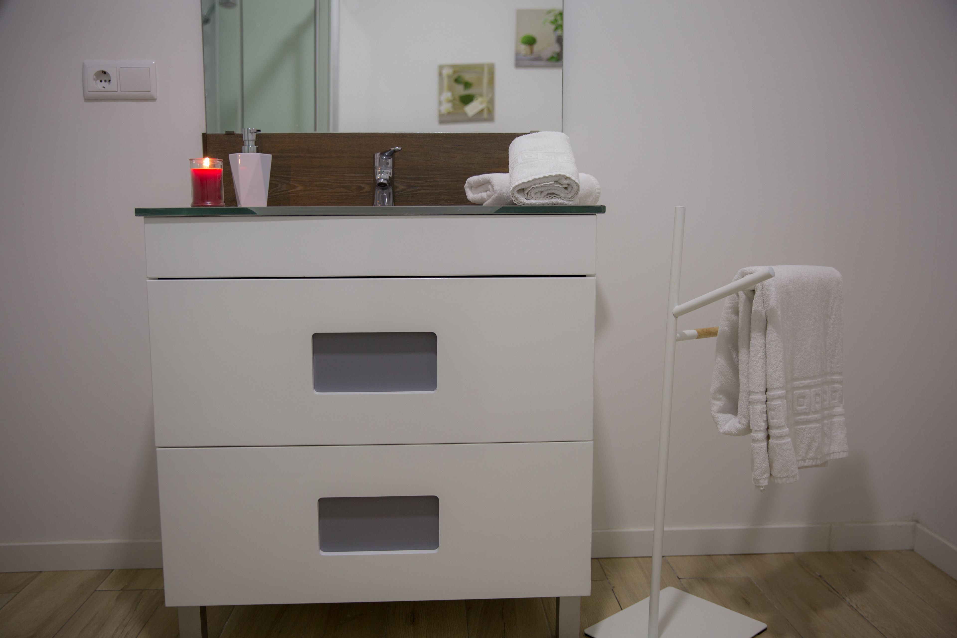 Combined shower/bathtub, hair dryer, towels
