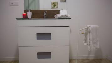 Combined shower/bathtub, hair dryer, towels