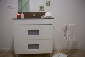 Combined shower/bathtub, hair dryer, towels