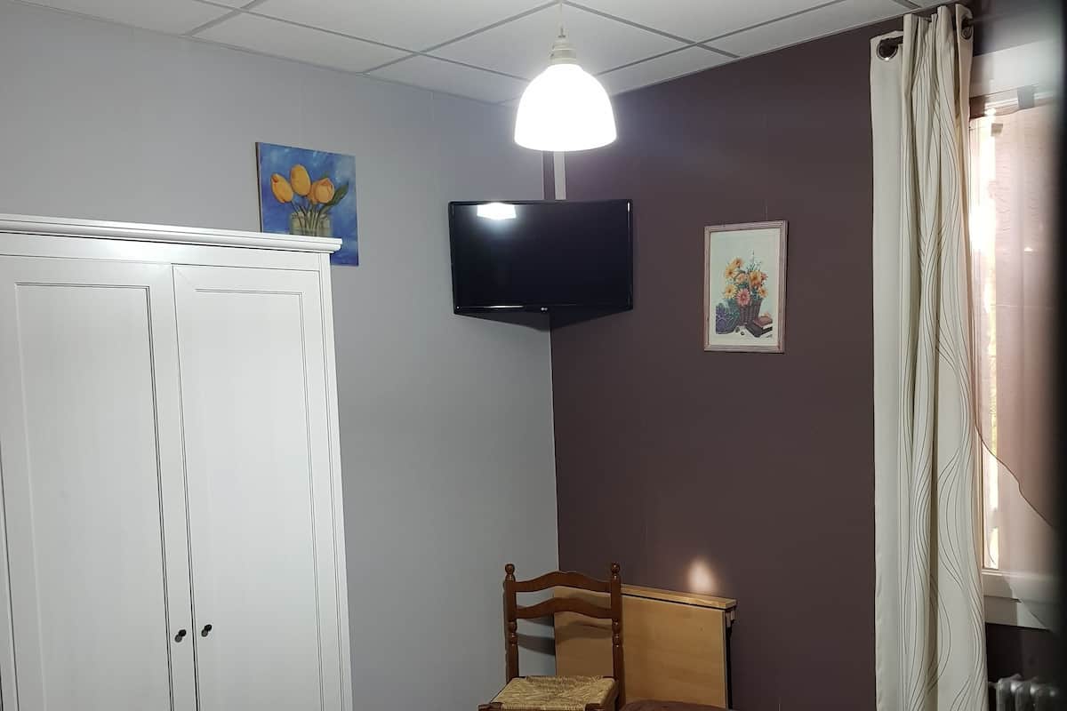 Double Room, Courtyard View | 1 bedroom, iron/ironing board, free WiFi, bed sheets