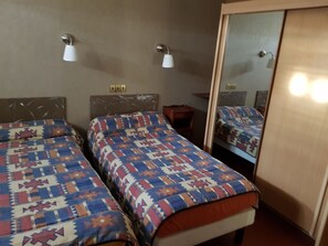 Kamar Twin, pemandangan halaman | 1 kamar tidur, setrika/meja setrika, Wi-Fi gratis, dan seprai linen