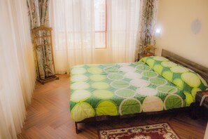 2 makuuhuonetta, minibaari, tallelokero huoneessa, silitysrauta/-lauta