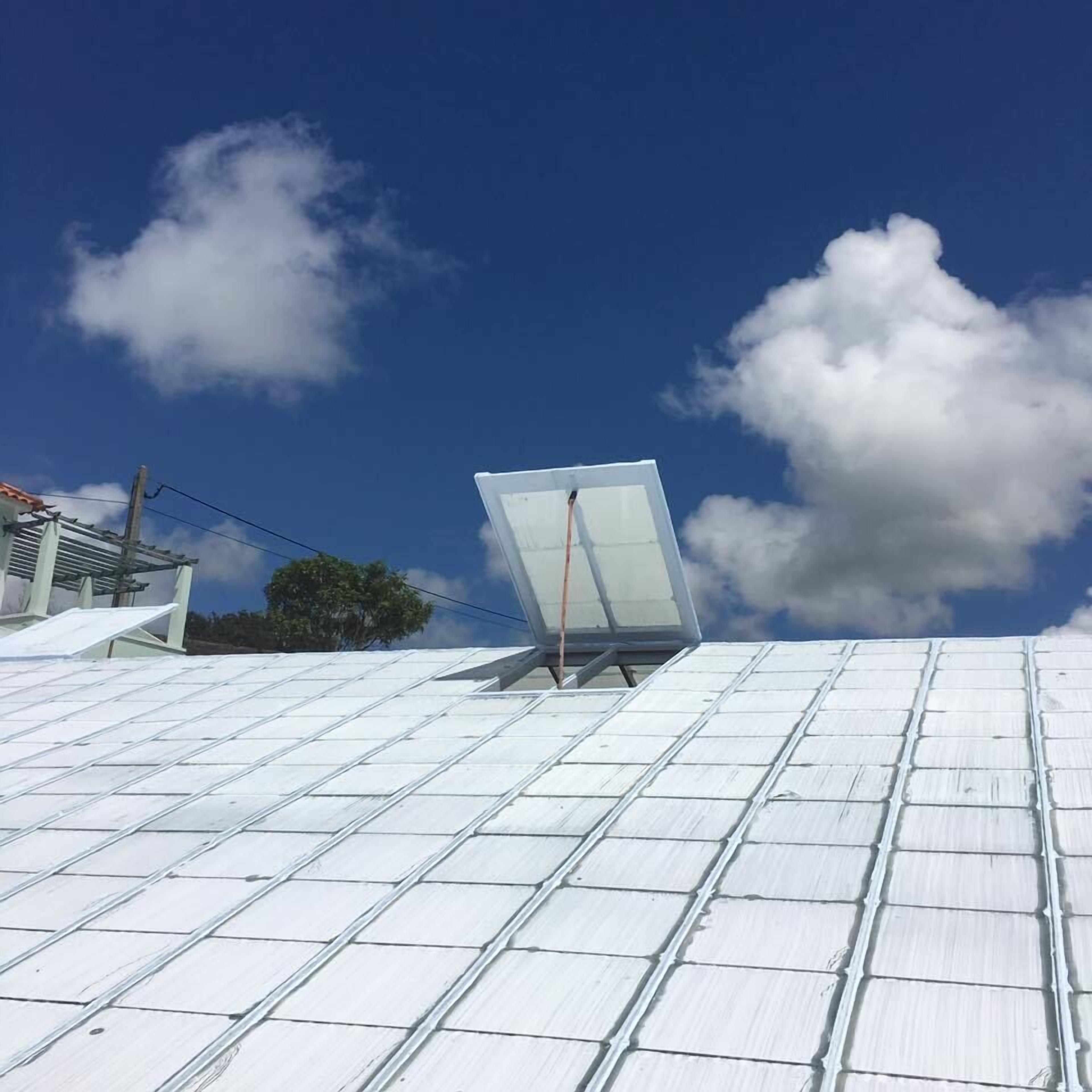 Een dak met zonnepanelen.