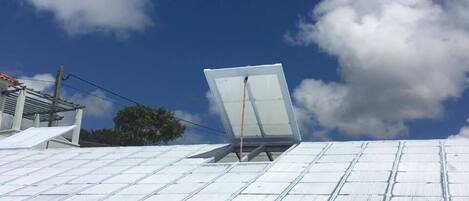 Een dak met zonnepanelen.