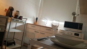 Departamento, 1 habitación (A) | Cocina privada | Refrigerador con congelador, microondas, horno y parrilla de estufa