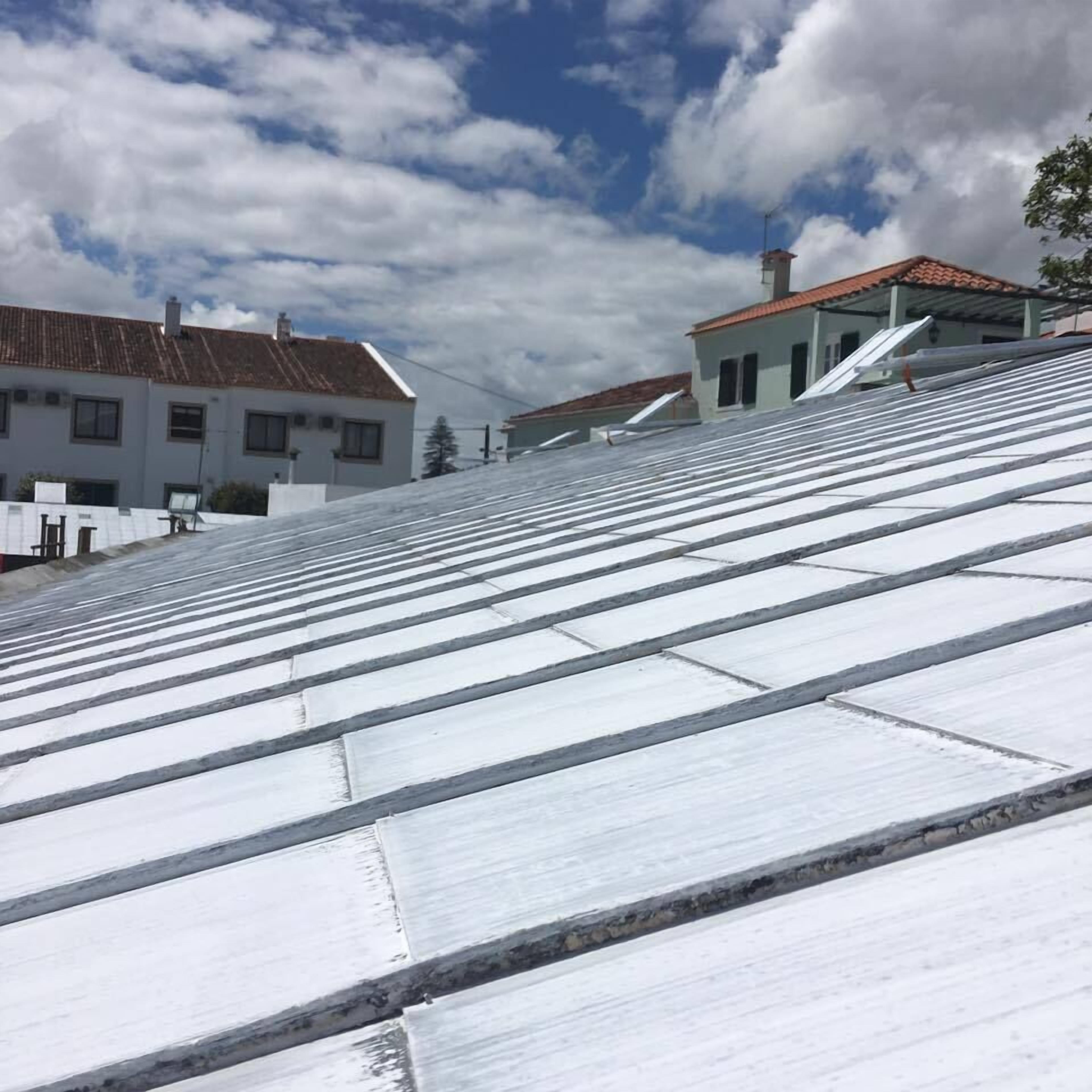 Un toit doté d’une structure métallique, probablement destinée à accueillir des panneaux solaires.