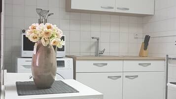 Apartment, 1 Bedroom (E) | Private kitchen