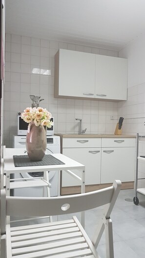 Lägenhet - 1 sovrum (E) | Eget kök | Stort kylskåp, mikrovågsugn, ugn och spishäll
