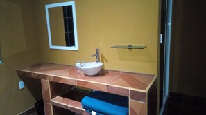 Quarto família, 1 cama King | Pia do banheiro