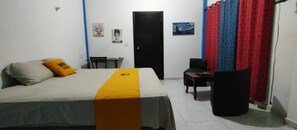 Familierom, 1 kingsize-seng | Skrivebord, barnesenger, wi-fi (inkludert) og sengetøy