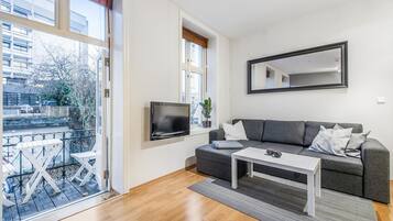 Leilighet – basic, 2 soverom, balkong | Oppholdsområde | Flatskjerm-TV og filmkjøp