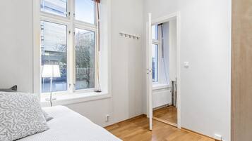 Leilighet – basic, 2 soverom, balkong | 1 soverom, lydisolert, strykejern/-brett og wi-fi (inkludert)