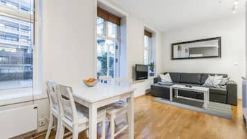 Leilighet – basic, 2 soverom, balkong | 1 soverom, lydisolert, strykejern/-brett og wi-fi (inkludert)