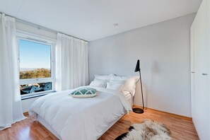 Departamento panorámico, 2 habitaciones, balcón, vista a la ciudad | 2 habitaciones, escritorio y cortinas blackout