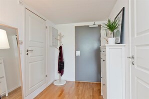 Departamento panorámico, 2 habitaciones, balcón, vista a la ciudad | Área de sala de estar | Televisión de pantalla plana