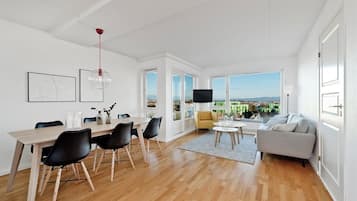 Departamento panorámico, 2 habitaciones, balcón, vista a la ciudad | Área de sala de estar | Televisión de pantalla plana