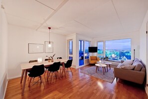 Departamento panorámico, 2 habitaciones, balcón, vista a la ciudad | Área de sala de estar | Televisión de pantalla plana