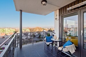 Departamento panorámico, 2 habitaciones, balcón, vista a la ciudad | Balcón