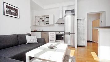 Leilighet – basic, 2 soverom, byutsikt | Oppholdsområde | Flatskjerm-TV