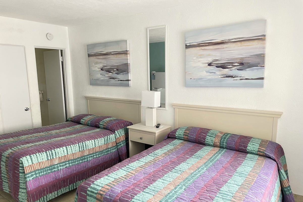 Standard dubbelrum - flera sängar - icke-rökare - privat badrum (3 Double Beds & 2 Color TVs) | Strykjärn/strykbräda, gratis wi-fi och sängkläder
