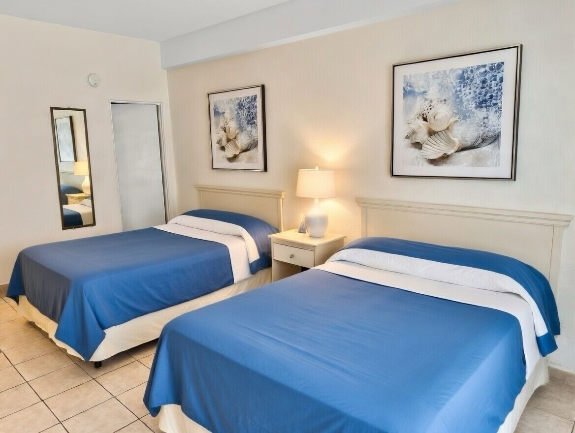 Quarto standard, 2 camas de casal, para não fumantes (2 Double Beds & Complete Kitchenette) | Ferros/tábuas de passar roupa, Wi-Fi de cortesia, roupa de cama