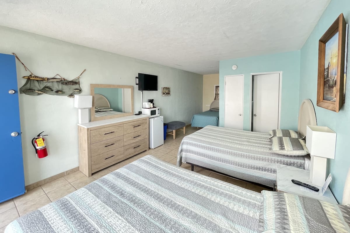 Standardrum - flera sängar - icke-rökare - privat badrum (2 Double Beds & 1 Single) | Strykjärn/strykbräda, gratis wi-fi och sängkläder