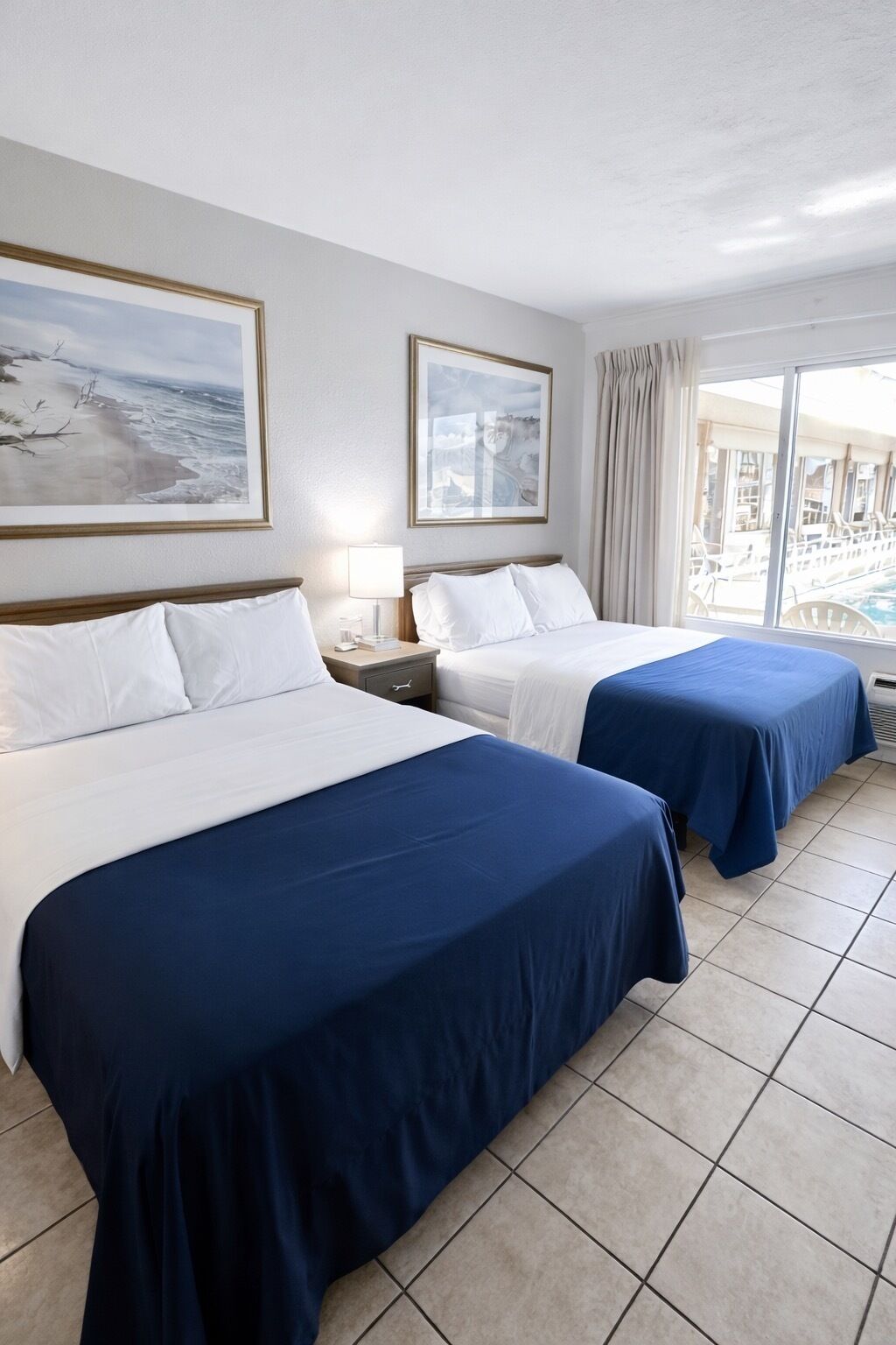 Quarto casal standard, várias camas, para não fumantes, banheiro privativo (3 Double Beds) | Ferros/tábuas de passar roupa, Wi-Fi de cortesia, roupa de cama