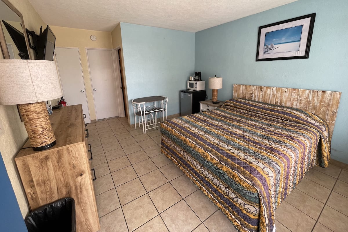 Standard dubbelrum - flera sängar - icke-rökare - privat badrum (1 Queen Bed & 1 Double Bed) | Strykjärn/strykbräda, gratis wi-fi och sängkläder