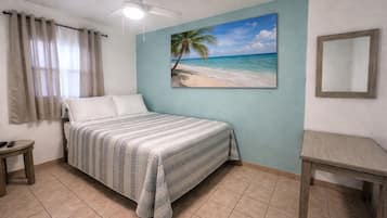 Standaard tweepersoonskamer, Meerdere bedden, niet-roken, privébadkamer (1 Queen Bed & 1 Double Bed) | Een strijkplank/strijkijzer, gratis wifi, beddengoed