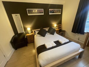 Chambre double, salle de bain attenante | Fer et planche à repasser, lit de bébé (gratuit)