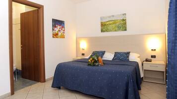 Double Room Single Use | Desk, iron/ironing board, rollaway beds, free WiFi