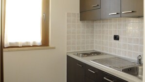 Quadruple Room | Private kitchenette | Fridge - Hotel La Quercia (Valmontone)