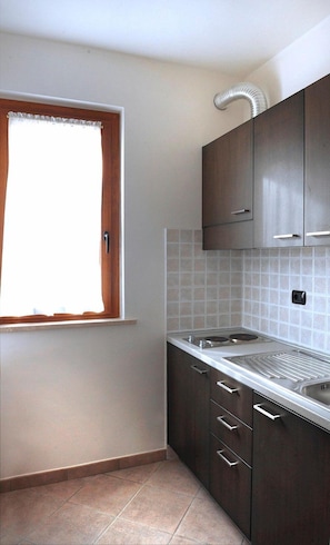 Neljän hengen huone | Työpöytä, silitysrauta/-lauta, lisävuoteet, ilmainen Wi-Fi