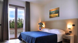 Desk, iron/ironing board (on request), rollaway beds (surcharge) - Hotel La Quercia (Valmontone)