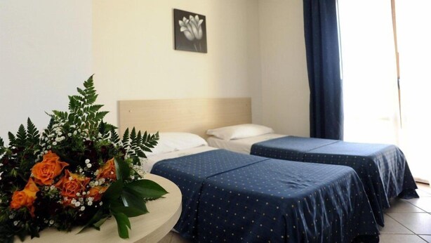 Desk, iron/ironing board (on request), rollaway beds (surcharge) - Hotel La Quercia (Valmontone)
