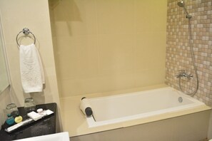 Familie suite | Badkamer | Een bubbelbad, gratis toiletartikelen