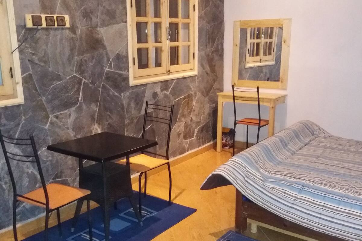 Minibar, safe på rommet, skrivebord og blendingsgardiner