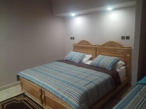 Minibar, in-room safe, individually decorated, desk - Gite du Barrage (Zaouia Ben Smine)