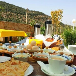 Breakfast, lunch and dinner served  - Gite du Barrage (Zaouia Ben Smine)